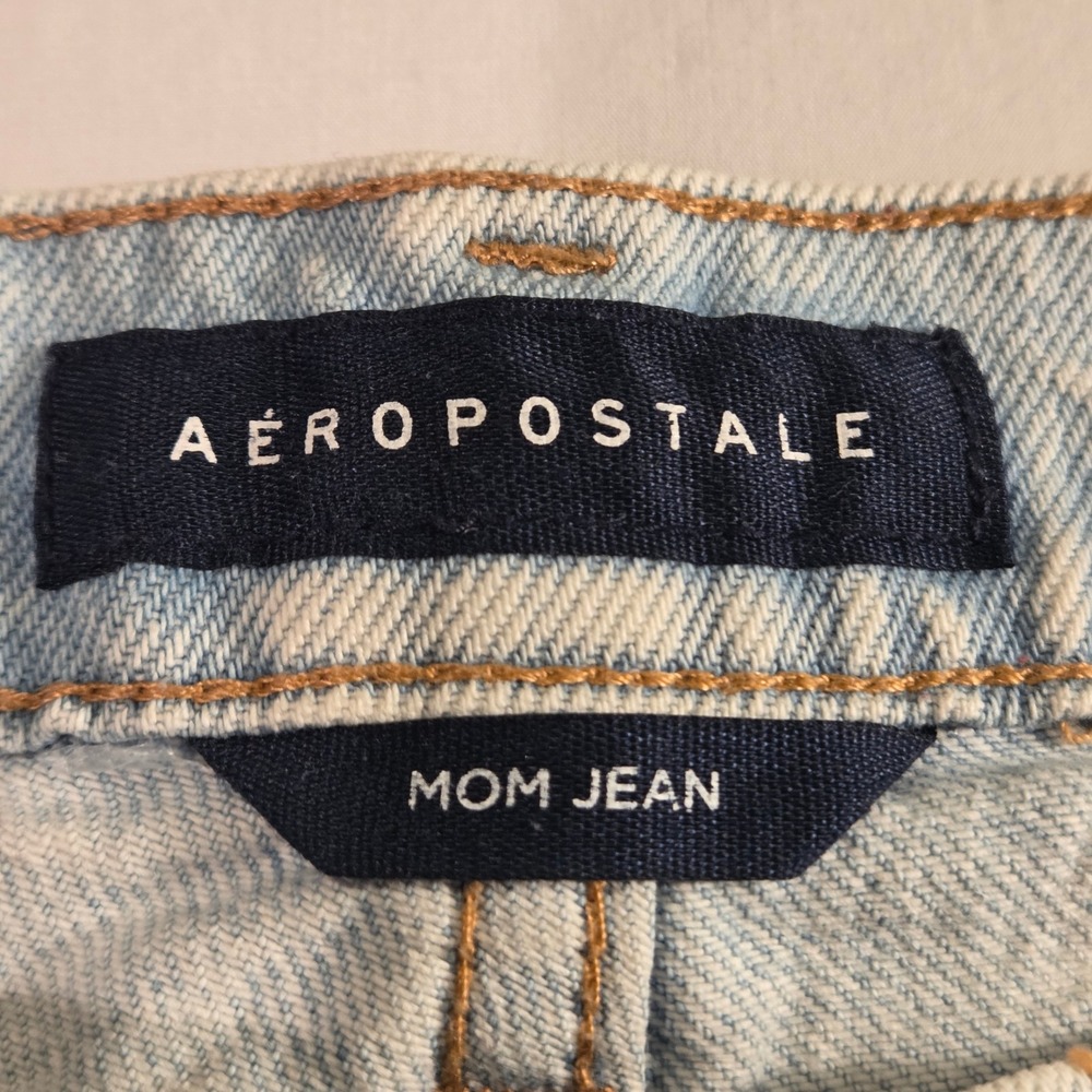 Aeropostale Women's Mom Jean Size 6 Distressed Tapered Leg Light Acid Wash Denim - Picture 3 of 9